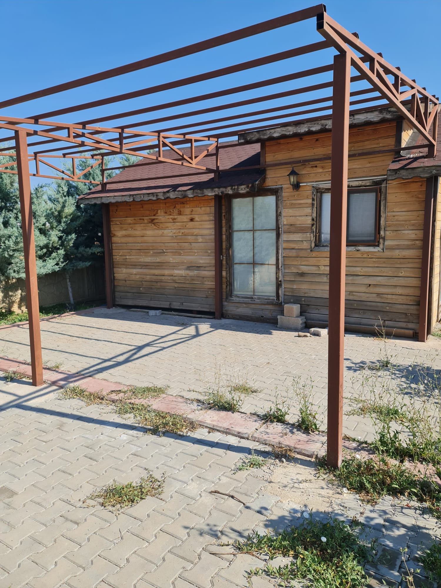 BAHÇELİ EVLERDE SATILIK ARSA